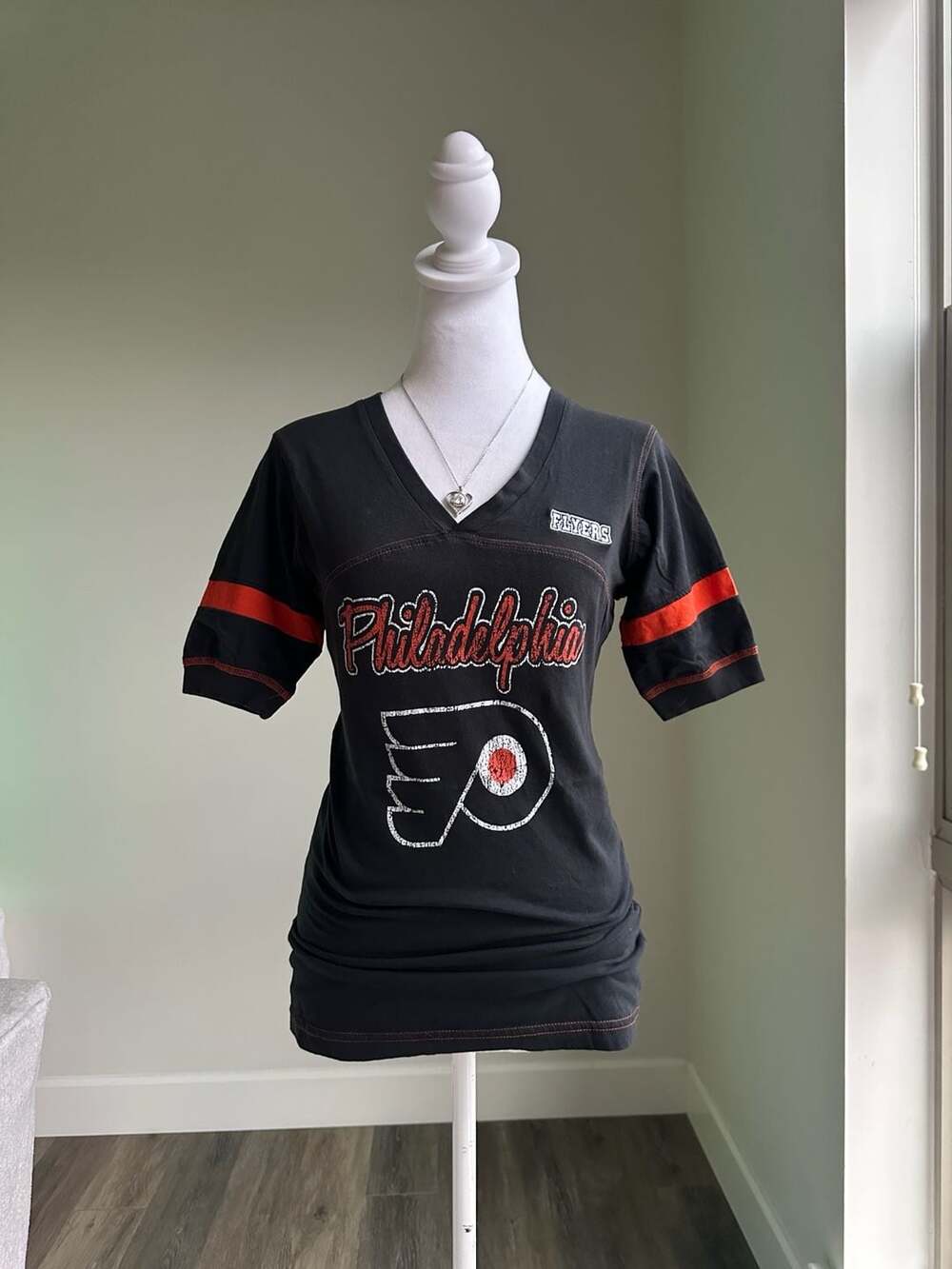 Philadelphia Flyers NHL Women's V-Neck T-Shirt Medium Black Orange Jersey Style